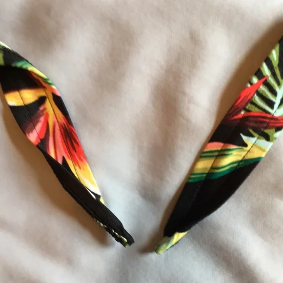 Lovely black and green bikini top by Catalina! - Picture 11 of 16